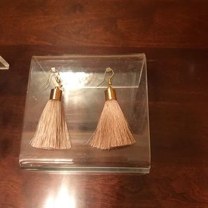 Handmade Women’s I pair feather earrings.